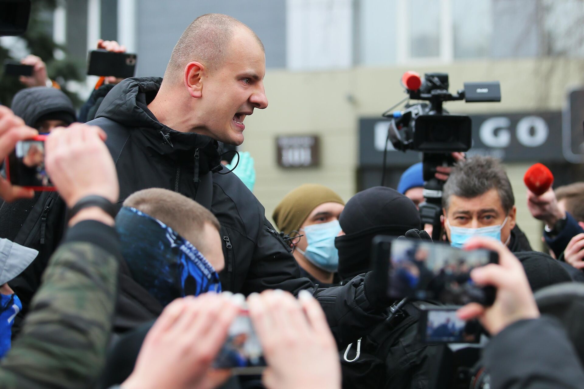 Líder da organização radical de direita nacionalista ucraniana C14 (proibida na Rússia), Yevgeny Karas, durante manifestação exigindo o fechamento da emissora de televisão Nash, em Kiev, Ucrânia, 4 de fevereiro de 2021 - Sputnik Brasil, 1920, 19.01.2023