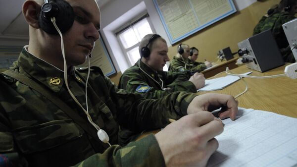 Militares russos durante aula de código morse  - Sputnik Brasil