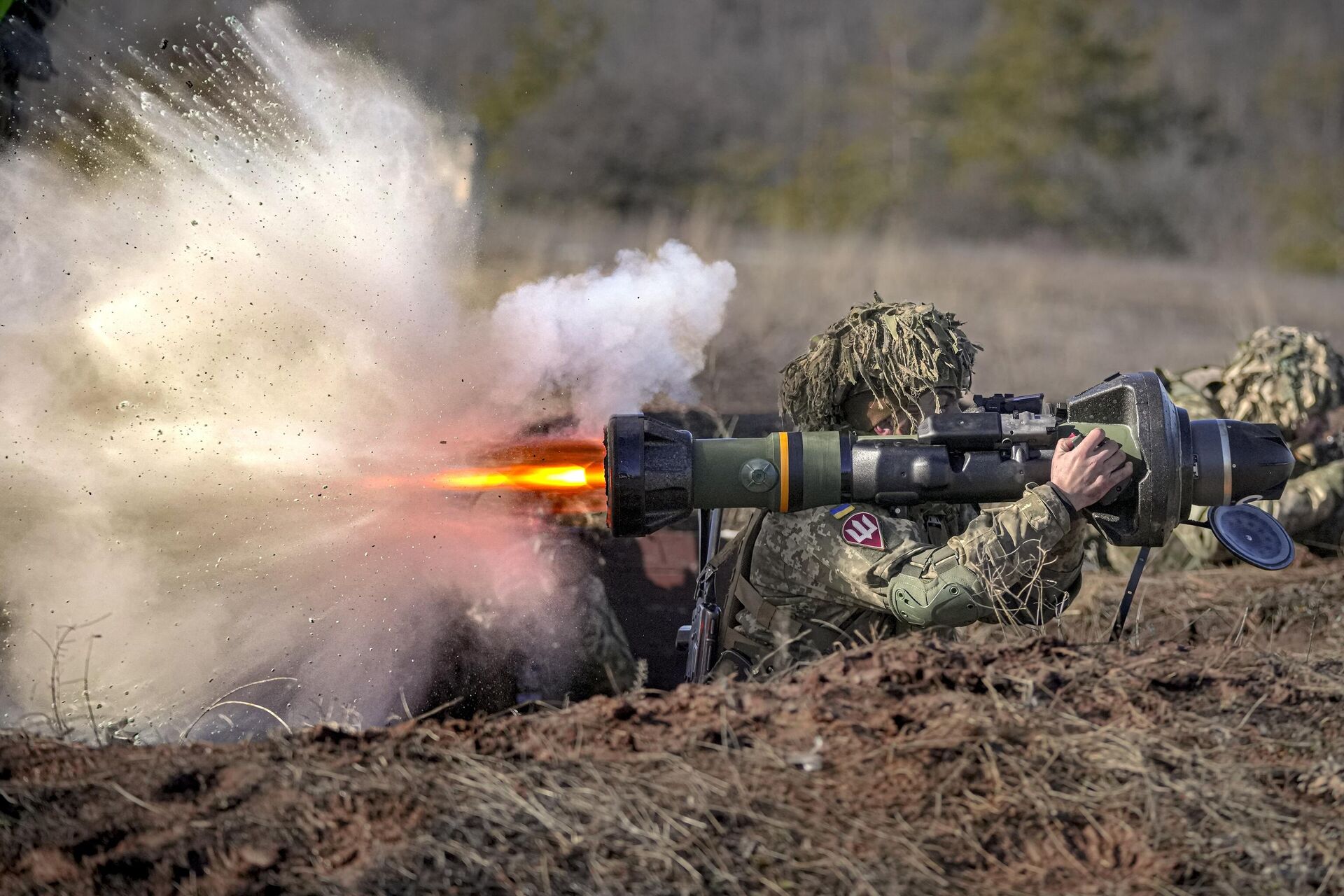 Um militar ucraniano dispara uma arma antitanque NLAW durante um exercício na Operação das Forças Conjuntas, na região de Donetsk, leste da Ucrânia, em 15 de fevereiro de 2022 - Sputnik Brasil, 1920, 20.01.2023