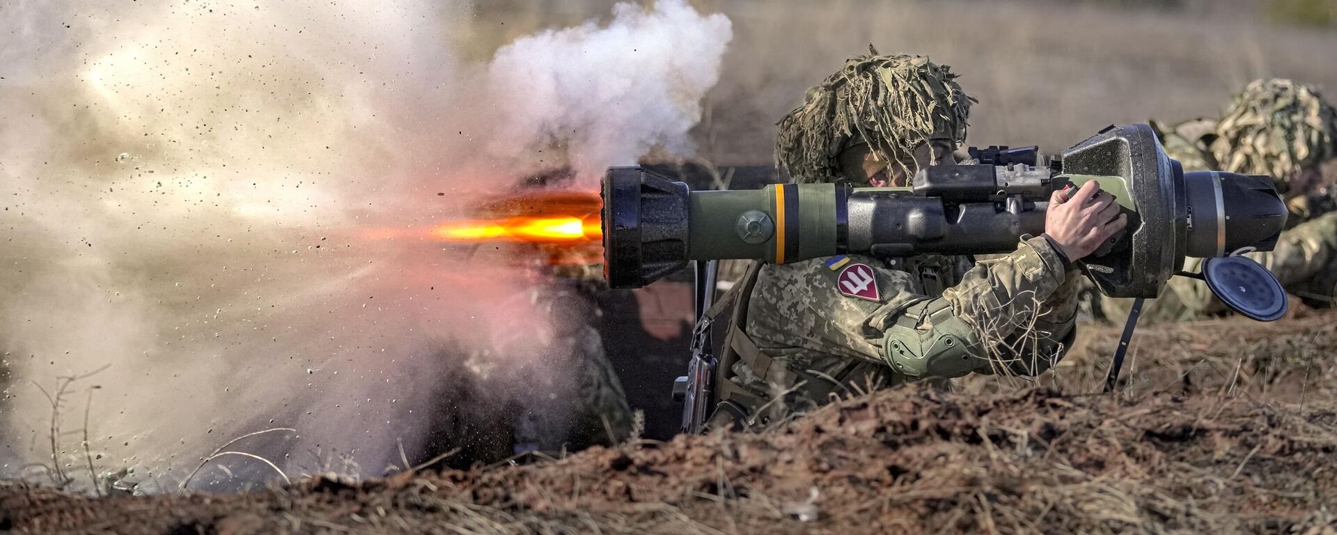 Um militar ucraniano dispara uma arma antitanque NLAW durante um exercício na Operação das Forças Conjuntas, na região de Donetsk, leste da Ucrânia, em 15 de fevereiro de 2022 - Sputnik Brasil, 1920, 15.02.2023