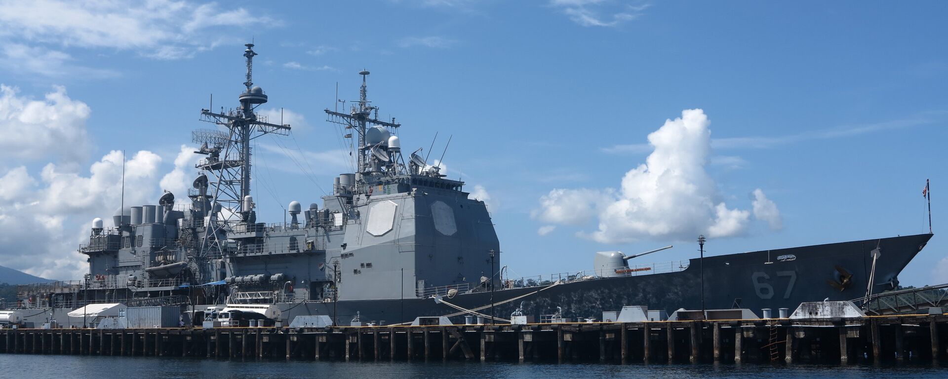 O cruzador de mísseis guiados USS Shiloh ancorado em Subic Bay, uma antiga base naval dos EUA nas Filipinas, 30 de maio de 2015 - Sputnik Brasil, 1920, 19.01.2023