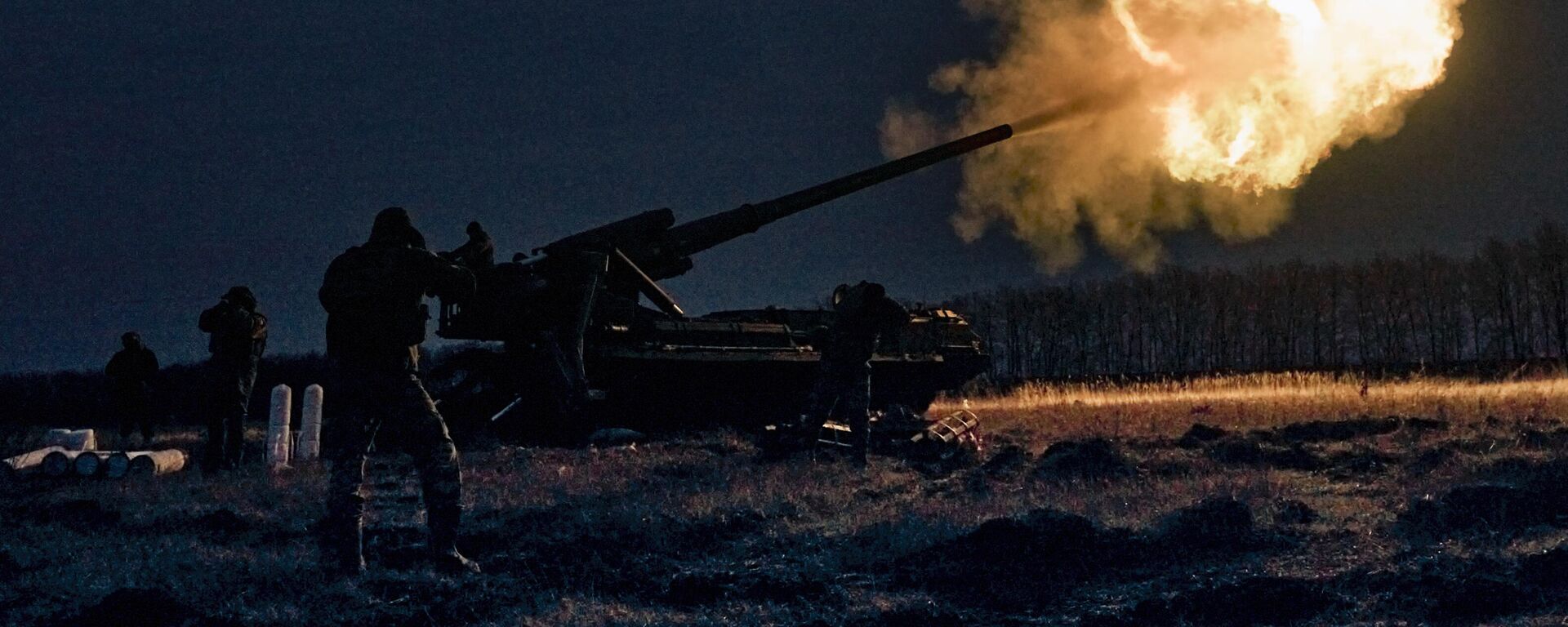 Militares ucranianos fazem disparo com canhão Pion perto de Artyomovsk (Bakhmut, em ucraniano), na região de Donetsk, em 15 de dezembro de 2022 - Sputnik Brasil, 1920, 14.02.2023