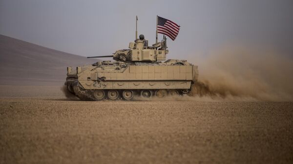 Militares dos EUA conduzem veículo militar Bradley durante exercício militar conjunto com Forças Democráticas da Síria (SDF, na sigla em inglês) em Deir ez-Zor. Síria, 8 de dezembro de 2021 - Sputnik Brasil