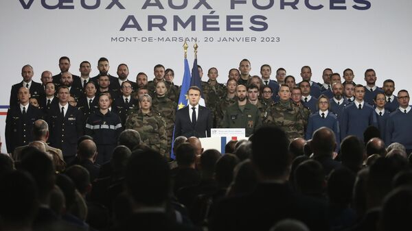 O presidente francês Emmanuel Macron canta o hino nacional após fazer seu discurso de Ano Novo ao exército francês, 20 de janeiro de 2023 - Sputnik Brasil