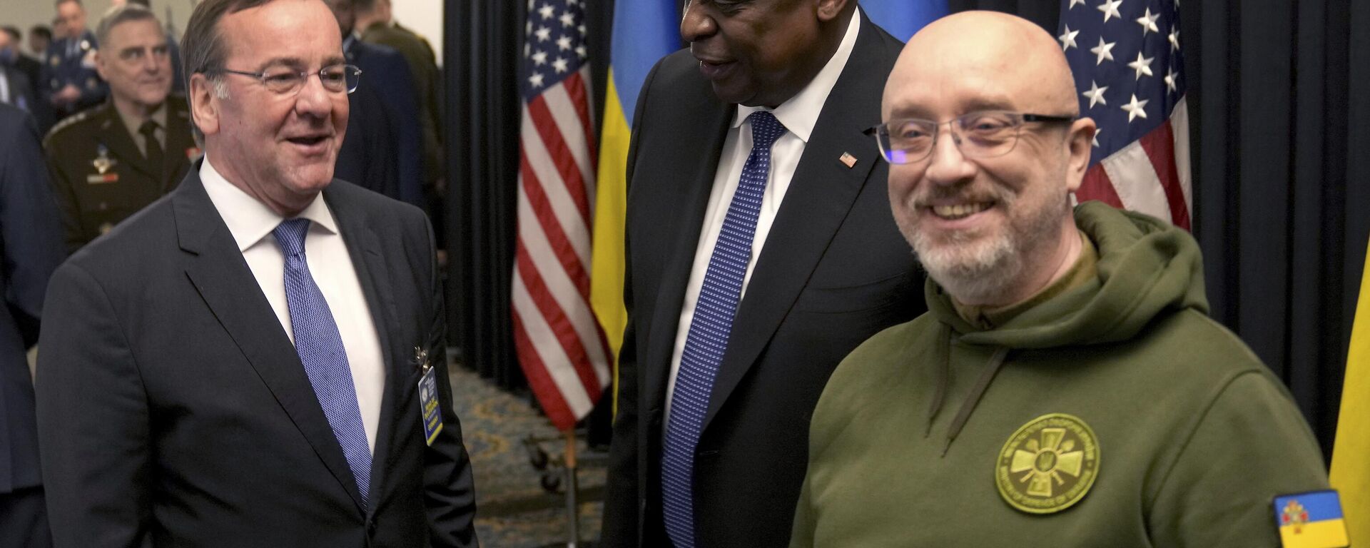 O ministro da Defesa alemão, Boirs Pistorius, o secretário de Defesa dos EUA, Lloyd Austin, e o participante ucraniano Aleksei Reznikov, conversam antes da reunião do 'Grupo de Contato de Defesa da Ucrânia' na Base Aérea de Ramstein em Ramstein, Alemanha, 20 de janeiro de 2023  - Sputnik Brasil, 1920, 15.02.2023