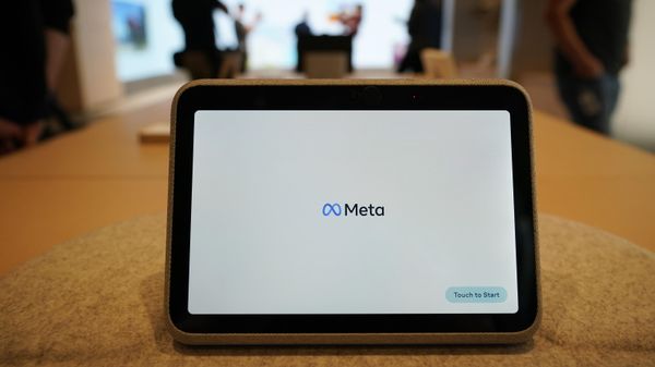 Tablet Meta Portal Go com o logotipo da Meta (empresa banida no território da Rússia por atividades extremistas) em Burlingame, Califórnia. EUA, 4 de maio de 2022 - Sputnik Brasil