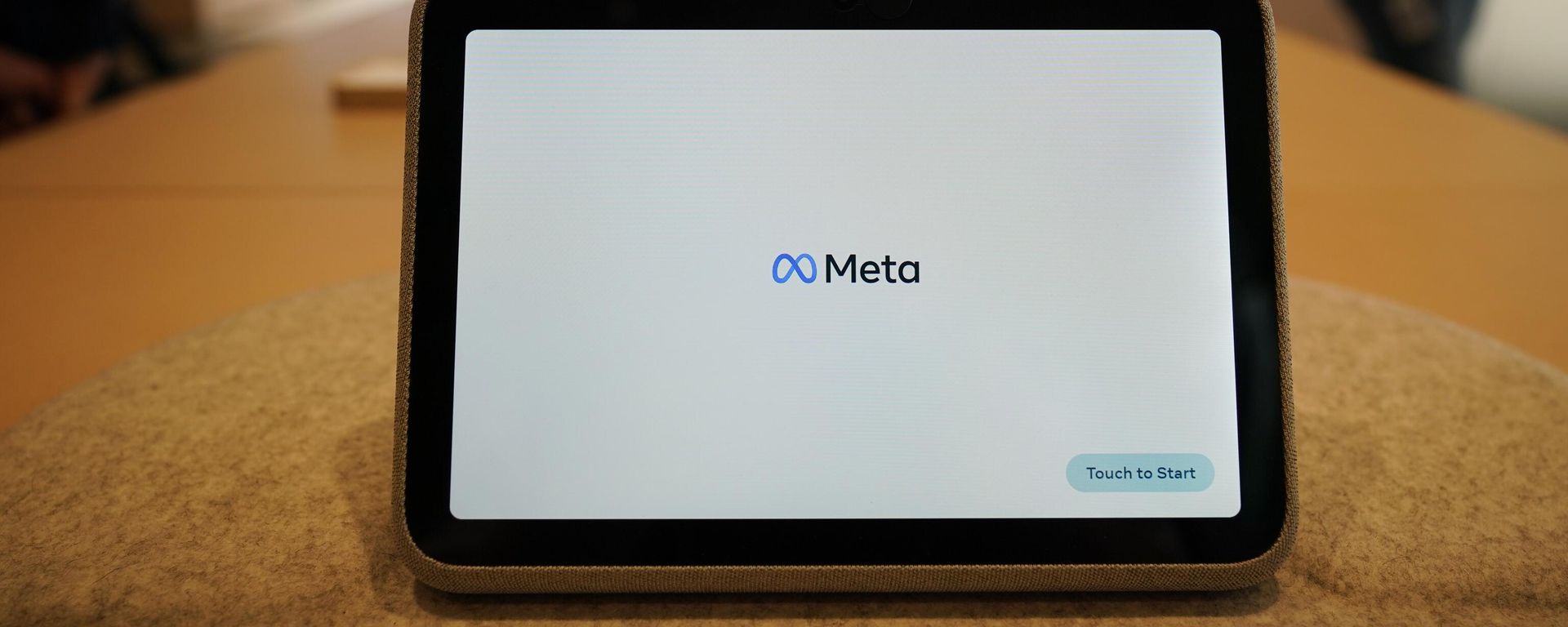 Tablet Meta Portal Go com o logotipo da Meta (empresa banida no território da Rússia por atividades extremistas) em Burlingame, Califórnia. EUA, 4 de maio de 2022 - Sputnik Brasil, 1920, 14.10.2026