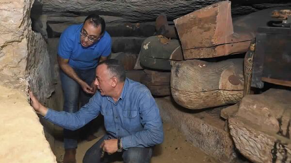Mostafa Waziri, secretário-geral do Conselho Supremo de Antiguidades inspeciona um tesouro de caixões e artefatos antigos que arqueólogos egípcios desenterraram recentemente em uma vasta necrópole ao sul do Cairo (foto de arquivo) - Sputnik Brasil