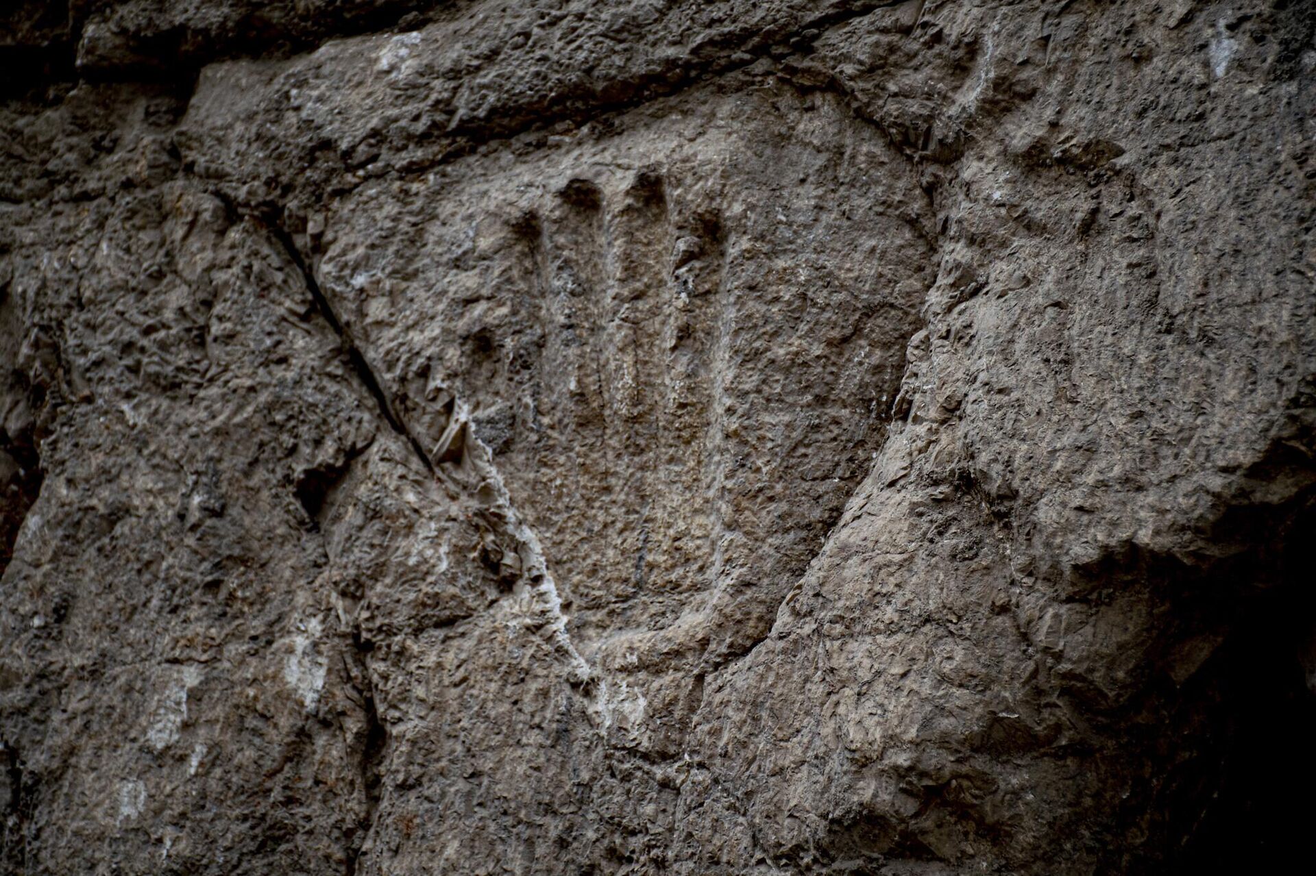Marca de mão misteriosa é encontrada em fosso defensivo de 1.000 anos em Israel - Sputnik Brasil, 1920, 25.01.2023