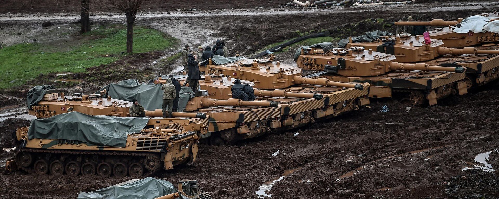 Soldados turcos no topo de seus tanques de batalha Leopard 2A4 de fabricação alemã em 2018 - Sputnik Brasil, 1920, 26.01.2023