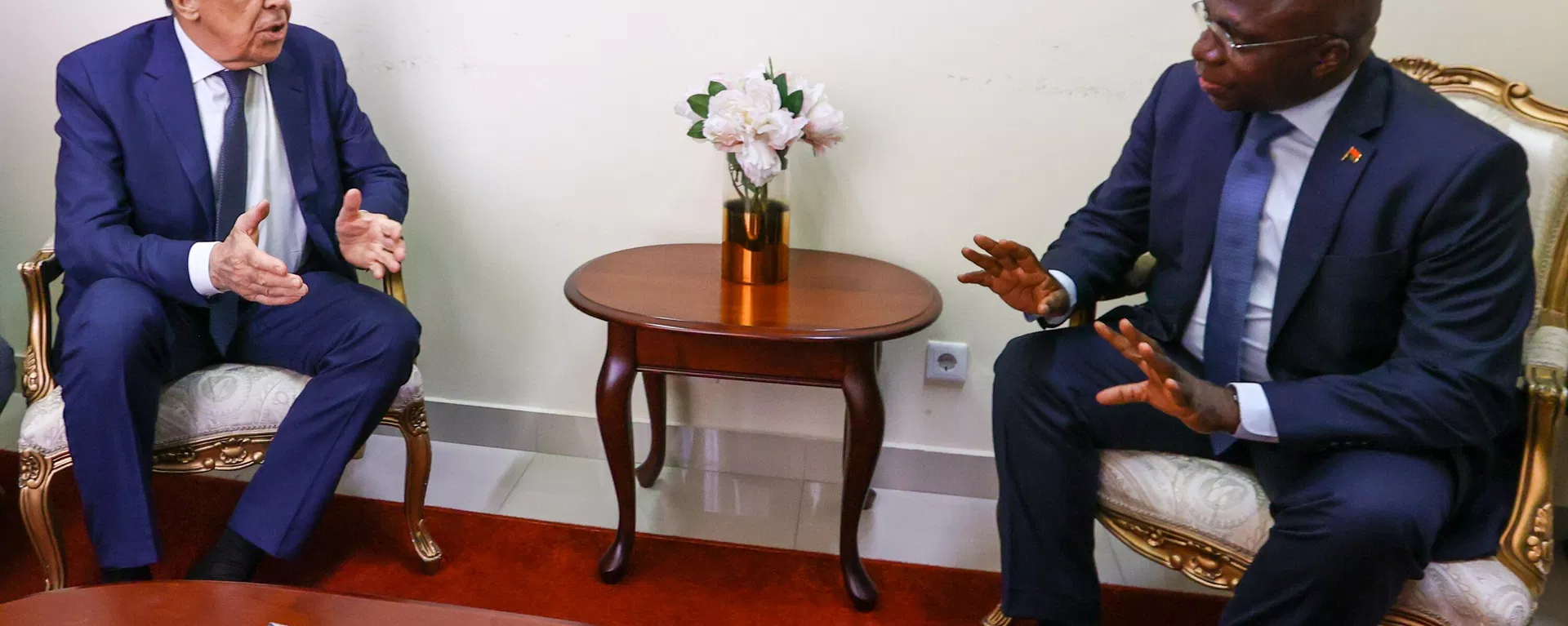 Ministro das Relações Exteriores da Rússia, Sergei Lavrov, e seu homólogo de Angola, Téte António, durante reunião em Luanda, 25 de janeiro de 2023 Ministro das Relações Exteriores da Rússia, Sergei Lavrov, e seu homólogo de Angola, Téte António, durante reunião em Luanda, 25 de janeiro de 2023 - Sputnik Brasil, 1920, 28.08.2026