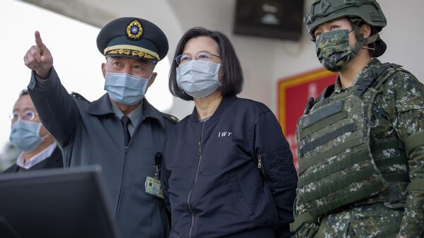 A presidente de Taiwan, Tsai Ing-wen, no centro, inspeciona exercícios militares em uma base militar em Chiayi, sudoeste de Taiwan, 6 de janeiro de 2023. - Sputnik Brasil