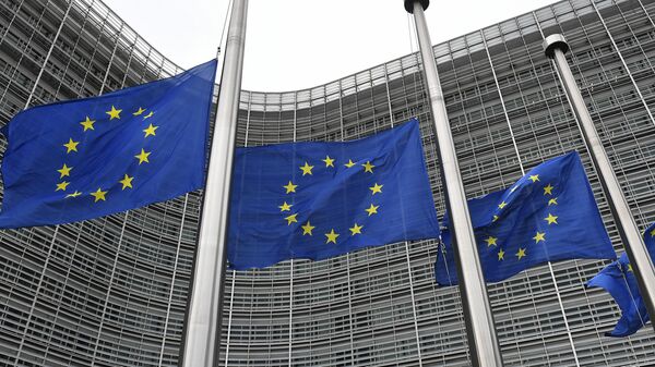 Bandeiras da União Europeia (UE) junto à sede do bloco, em Bruxelas, na Bélgica, em 8 de setembro de 2022 (foto de arquivo) - Sputnik Brasil