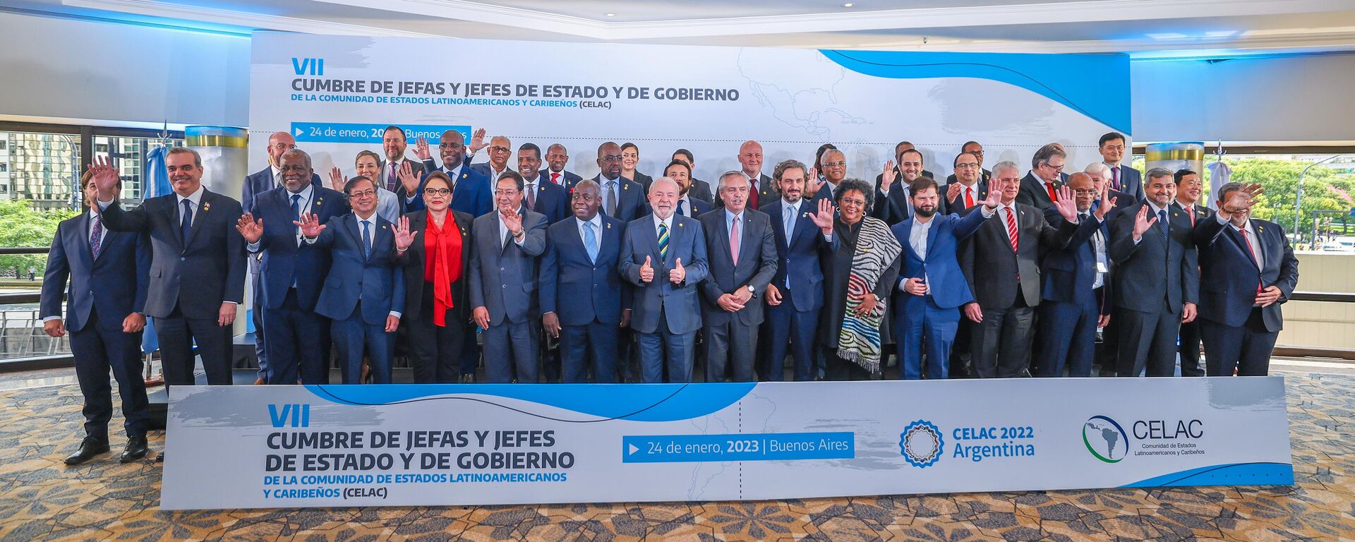 Presidente da República, Luiz Inácio Lula da Silva, e diversos chefes de Estado da América do Sul posam para foto juntos durante a CELAC, 23 de janeiro de 2023 - Sputnik Brasil, 1920, 08.04.2025