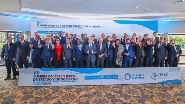 Presidente da República, Luiz Inácio Lula da Silva, e diversos chefes de Estado da América do Sul posam para foto juntos durante a CELAC, 23 de janeiro de 2023 - Sputnik Brasil