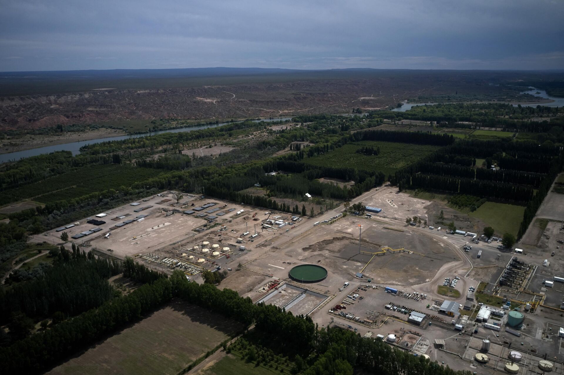 Vista aérea de uma usina de gás perto de uma área rural em Allen, província de Rio Negro, Argentina, na formação Vaca Muerta. Vaca Muerta é um enorme depósito não convencional de petróleo e gás aninhado em uma formação geológica na Argentina - Sputnik Brasil, 1920, 27.01.2023