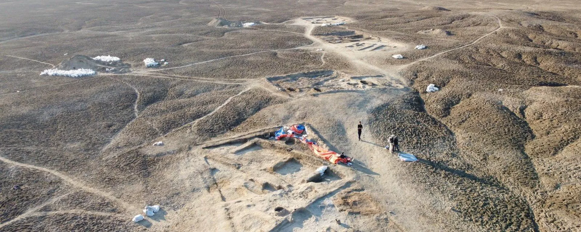 Grande taverna de 5.000 anos descoberta por arqueólogos em Lagash, no sul do Iraque Grande taverna de 5.000 anos descoberta por arqueólogos em Lagash, no sul do Iraque - Sputnik Brasil, 1920, 04.11.2025