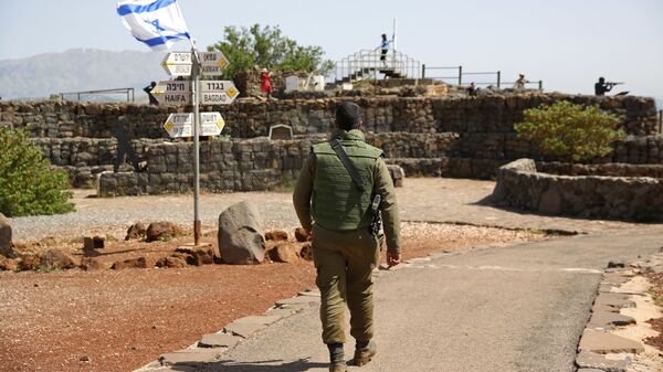 Um soldado israelense caminha em um antigo posto militar, usado para visitantes verem as colinas de Golã controladas por Israel, perto da fronteira com a Síria, 10 de maio de 2018 - Sputnik Brasil