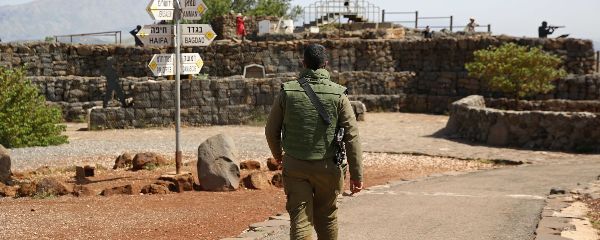 Um soldado israelense caminha em um antigo posto militar, usado para visitantes verem as colinas de Golã controladas por Israel, perto da fronteira com a Síria, 10 de maio de 2018 - Sputnik Brasil, 1920, 29.01.2023