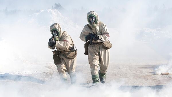 Integrantes das Tropas de Proteção Radiológica, Química e Biológica das Forças Armadas russas durante exercícios na região de Sverdlovsk, na Rússia, em 2 de março de 2011 - Sputnik Brasil
