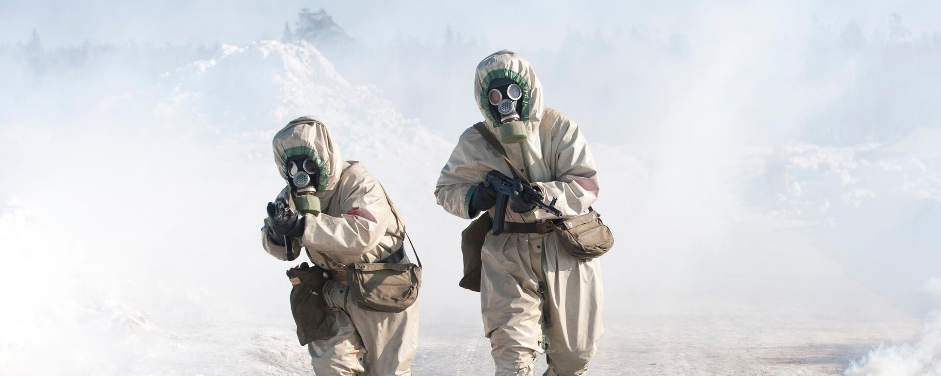 Integrantes das Tropas de Proteção Radiológica, Química e Biológica das Forças Armadas russas durante exercícios na região de Sverdlovsk, na Rússia, em 2 de março de 2011 - Sputnik Brasil, 1920, 09.02.2023