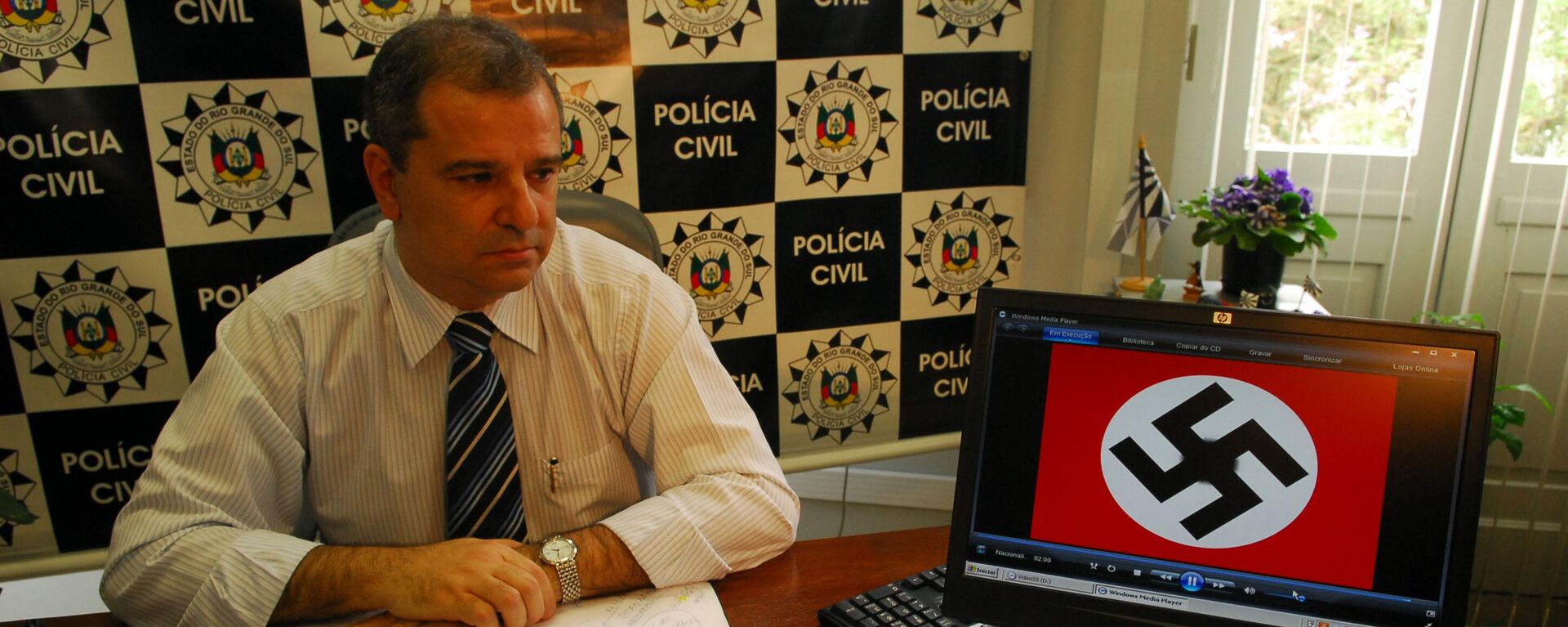 Em 5 de novembro de 2010, a Polícia Civil do Rio Grande do Sul apreendeu em casa no centro de Porto Alegre material de apologia ao nazismo, como fotografias, CDs, camisetas, distintivos, facas, uma soqueira e um computador portátil (foto de arquivo) - Sputnik Brasil, 1920, 22.06.2024