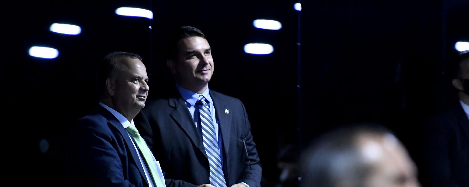 O candidato à presidência do Senado, Rogério Marinho, com o senador e filho do ex-presidente, Jair Bolsonaro, no Congresso Nacional (foto de arquivo) - Sputnik Brasil, 1920, 25.02.2023