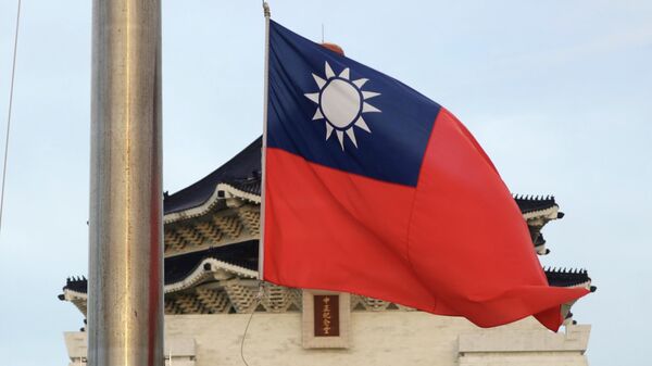 A bandeira de Taiwan sendo hasteada na ilha - Sputnik Brasil