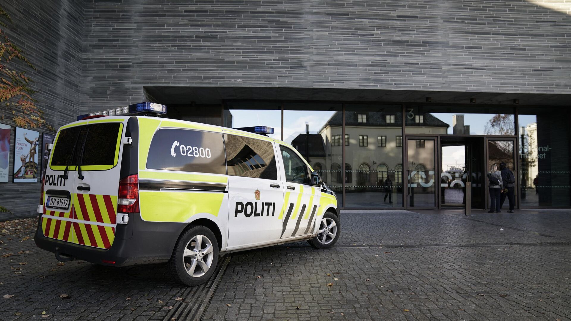 Um carro da polícia fica do lado de fora do Museu Nacional em Oslo, Noruega, em 11 de novembro de 2022 - Sputnik Brasil, 1920, 02.02.2023