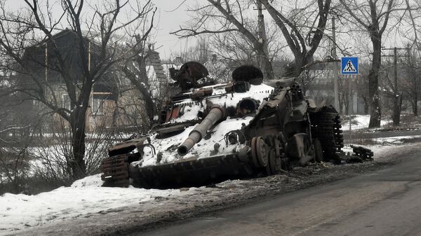 Tanque T-64 destruído das Forças Armadas da Ucrânia ao lado de via para Severodonetsk, em 1º de fevereiro de 2023 (foto de arquivo) - Sputnik Brasil