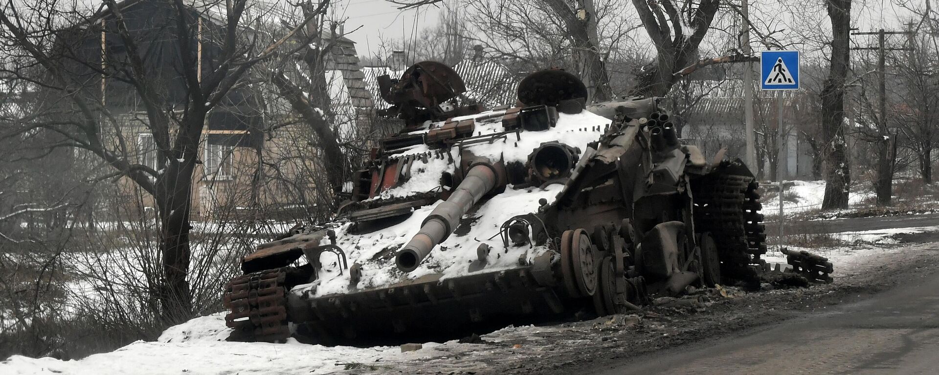 Tanque T-64 destruído das Forças Armadas da Ucrânia ao lado de via para Severodonetsk, foto publicada em 1º de fevereiro de 2023 - Sputnik Brasil, 1920, 23.12.2023