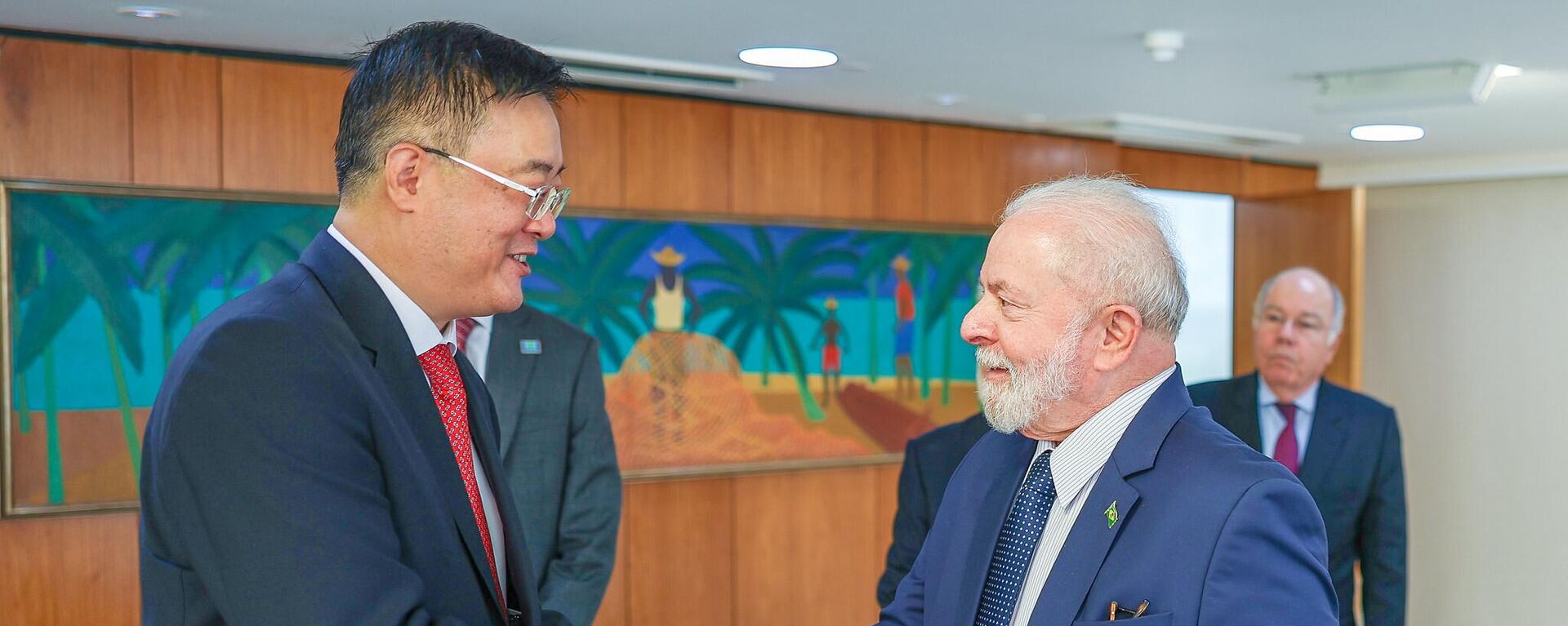 Luiz Inácio Lula da Silva cumprimenta o embaixador da China no Brasil, Zhu Qingqiao. Brasília, 3 de fevereiro de 2023 - Sputnik Brasil, 1920, 31.03.2023