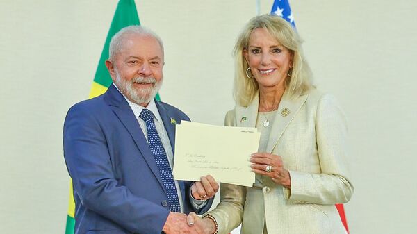 O presidente Luiz Inácio Lula da Silva cumprimenta a embaixadora dos EUA no Brasil, Elizabeth Bagley. Brasília, 3 de fevereiro de 2023 - Sputnik Brasil