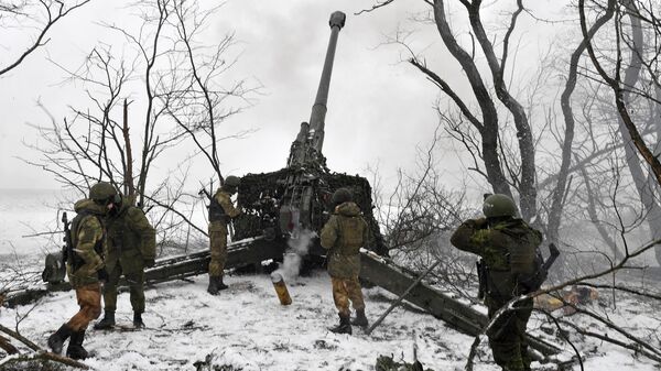 Artilheiros russos disparam um obus rebocado 2A65 Msta-B 152 mm em direção a posições das forças armadas ucranianas, enquanto a operação militar da Rússia na Ucrânia continua, em local desconhecido, 1º de fevereiro de 2023 - Sputnik Brasil