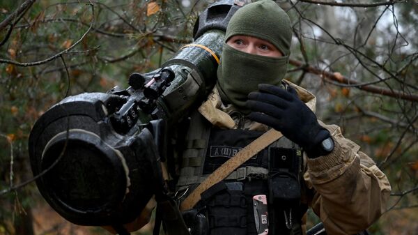 Guarda fronteiriço ucraniano carregando sistema de granadas antitanque NLAW anglo-sueco durante a operação militar especial da Rússia, 3 de novembro de 2022 - Sputnik Brasil