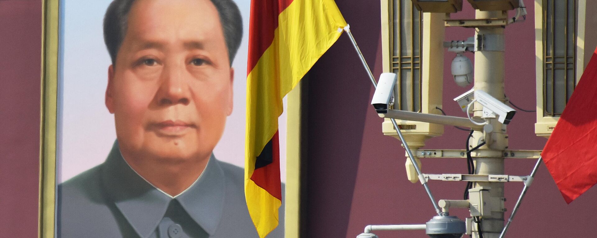 Câmeras de vigilância e o retrato do falecido líder comunista Mao Zedong na Praça Tiananmen em Pequim (foto de arquivo) - Sputnik Brasil, 1920, 04.02.2023