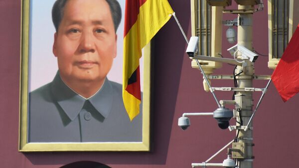 Câmeras de vigilância e o retrato do falecido líder comunista Mao Zedong na Praça Tiananmen em Pequim (foto de arquivo) - Sputnik Brasil