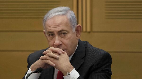 O então ex-primeiro-ministro israelense Benjamin Netanyahu durante conversa com membros de oposição do partido de direita, no Knesset, Parlamento de Israel. Jerusalém, 14 de junho de 2021 - Sputnik Brasil