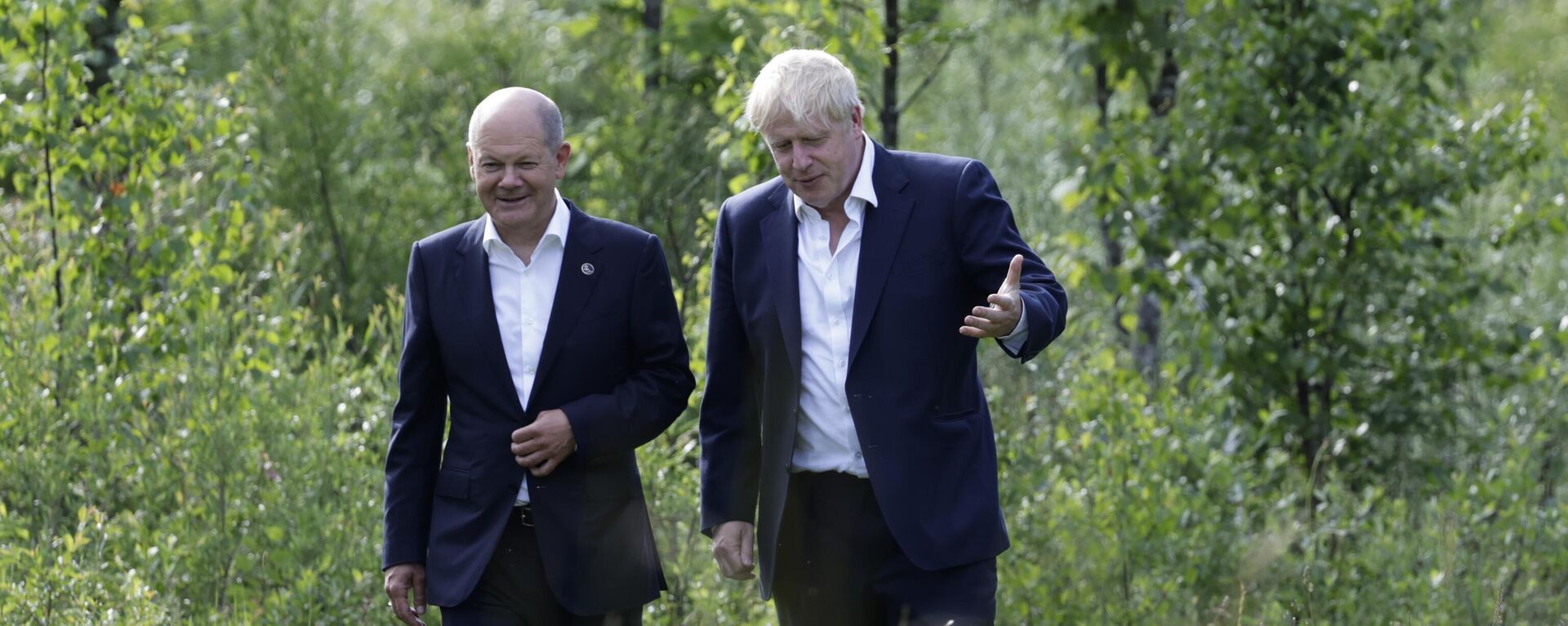O chanceler alemão Olaf Scholz e o primeiro-ministro britânico Boris Johnson caminham durante uma reunião bilateral durante o primeiro dia da cúpula dos líderes do G7 no castelo Schloss Elmau, na Baviera - Sputnik Brasil, 1920, 05.02.2023