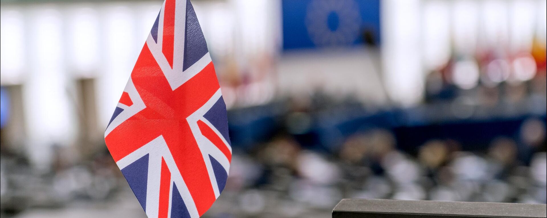 Bandeira do Reino Unido no primeiro plano, com a bandeira da União Europeia no pano de fundo, no Parlamento Europeu em Bruxelas, Bélgica (imagem de arquivo). - Sputnik Brasil, 1920, 12.09.2023