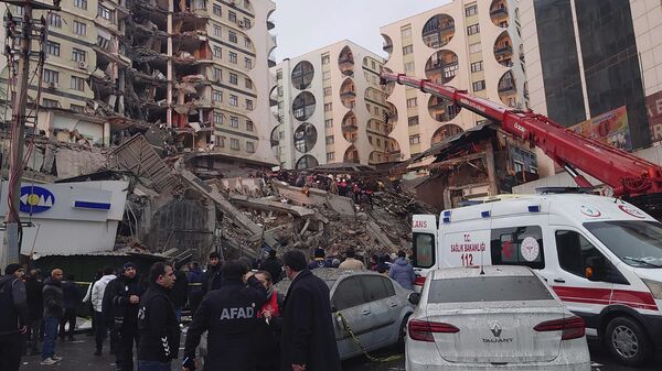 Equipes de resgate e equipes médicas durante os trabalhos de busca e salvamento em prédio colapsado após o terremoto atingir a cidade de Diyarbakir, no sudeste da Turquia - Sputnik Brasil
