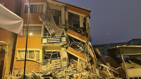 Edifício desmoronado em resultado do terremoto que atingiu a cidade de Pazarcik, na província de Kahramanmaras, sul da Turquia - Sputnik Brasil