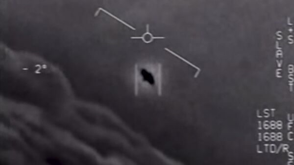 Imagem obtida em 26 de abril de 2020 mostra parte de um vídeo não classificado feito por pilotos da Marinha que circula há anos mostrando interações com os anteriormente chamados objetos voadores não identificados (OVNIs), hoje fenômenos aéreos não identificados - Sputnik Brasil