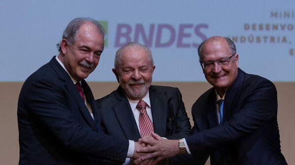 O presidente Luiz Inácio Lula da Silva (PT, ao centro) e o vice-presidente Geraldo Alckmin (PSB, à direita) durante cerimônia de posse de Aloizio Mercadante na presidência do Banco Nacional de Desenvolvimento Econômico e Social (BNDES). Rio de Janeiro, 6 de fevereiro de 2023 - Sputnik Brasil
