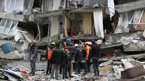Consequências do terremoto na cidade turca de Diyarbakir. O tremor devastador de magnitude 7,7 ocorreu em 5 de fevereiro de 2023 - Sputnik Brasil
