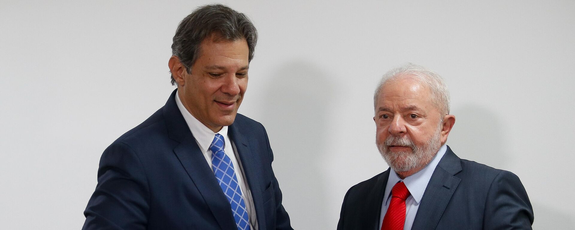 O presidente Luiz Inácio Lula da Silva e o ministro da Fazenda, Fernando Haddad, durante assinatura de medidas econômicas no gabinete do Palácio do Planalto, em Brasília (DF), em 13 de janeiro de 2023 - Sputnik Brasil, 1920, 24.04.2024