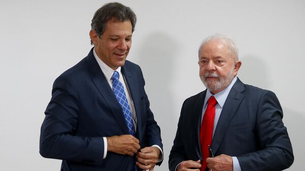 O presidente Luiz Inácio Lula da Silva e o ministro da Fazenda, Fernando Haddad, durante assinatura de medidas econômicas no gabinete do Palácio do Planalto, em Brasília (DF), em 13 de janeiro de 2023 - Sputnik Brasil