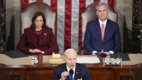 A vice-presidente dos EUA, Kamala Harris, e o presidente da Câmara dos Representantes, Kevin McCarthy (ao fundo), ouvem o discurso do presidente Joe Biden sobre o Estado da União em sessão conjunta do Congresso, no Capitólio, em Washington, em 7 de fevereiro de 2023 - Sputnik Brasil