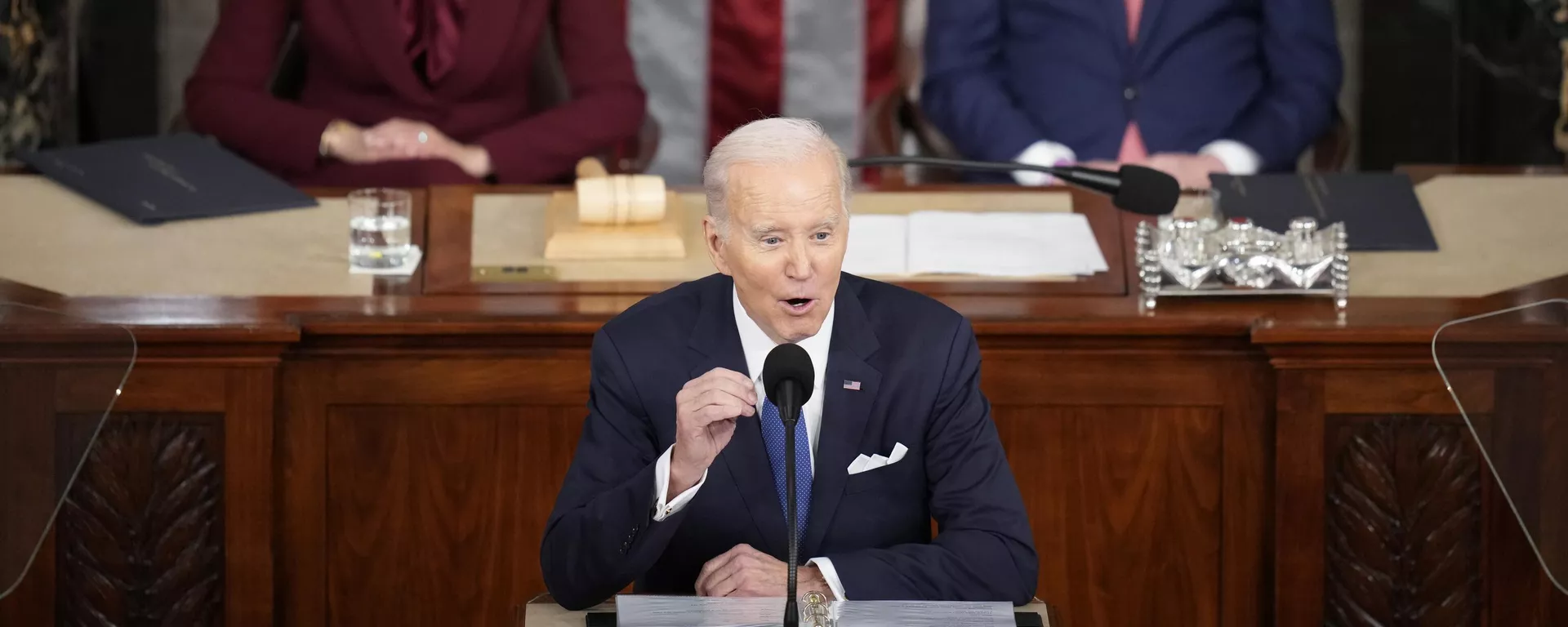 A vice-presidente dos EUA, Kamala Harris, e o presidente da Câmara dos Representantes, Kevin McCarthy (ao fundo), ouvem o discurso do presidente Joe Biden sobre o Estado da União em sessão conjunta do Congresso, no Capitólio. Washington, D.C., 7 de fevereiro de 2023 - Sputnik Brasil, 1920, 22.07.2024