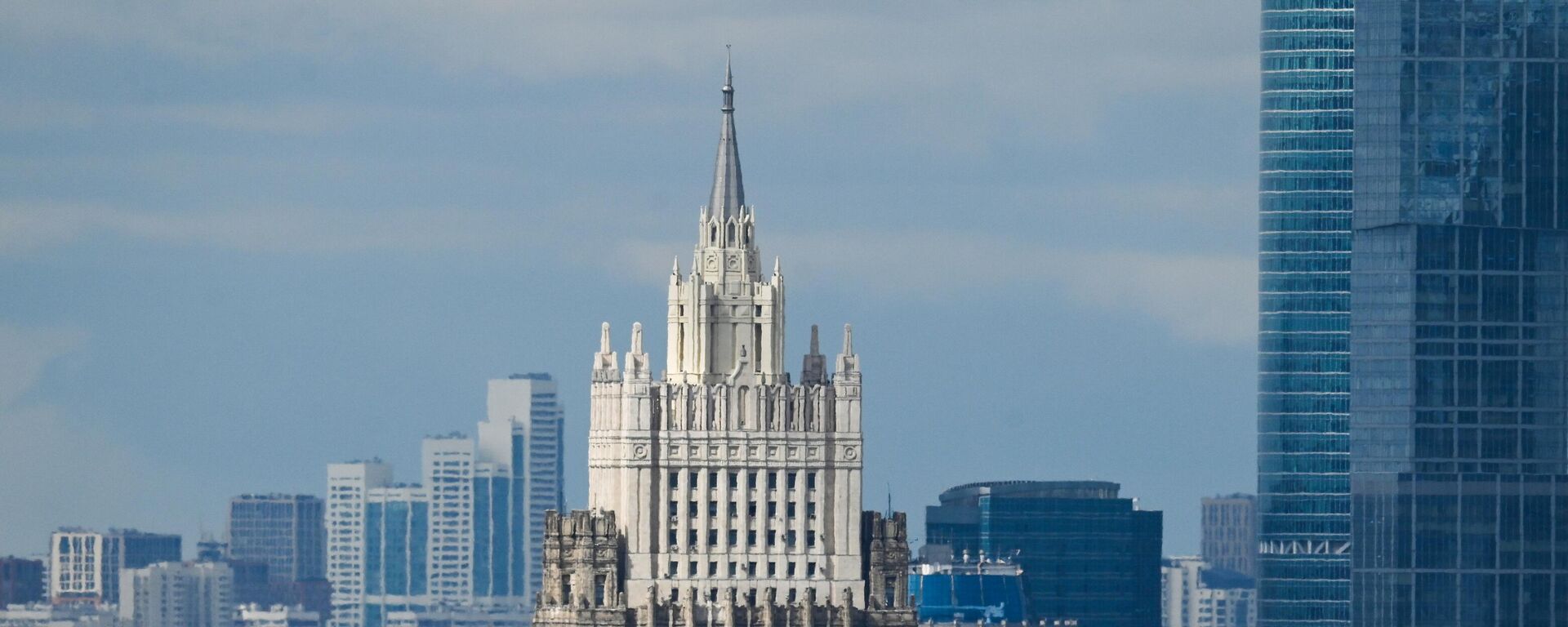 Edifício do Ministério das Relações Exteriores da Federação da Rússa é retratado no centro de Moscou, Rússia - Sputnik Brasil, 1920, 03.04.2023